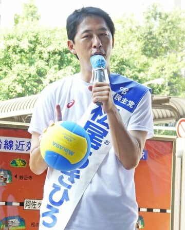  バレーボール片手に有権者の質問に答える松尾氏（東スポWeb）