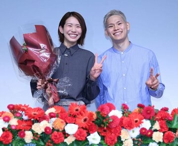 西田有志(右)と妻・古賀紗理那さんとの２ショット