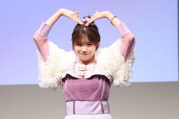 ハートポーズを作る武元唯衣