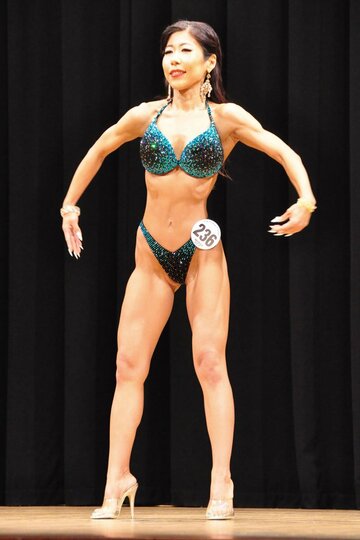 ポーズを決める森川真奈美