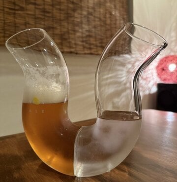 「ふらつくビアグラス　ｂｙ　よなよなエール」はビールと水を交互に飲まないとグラスが傾いてしまう