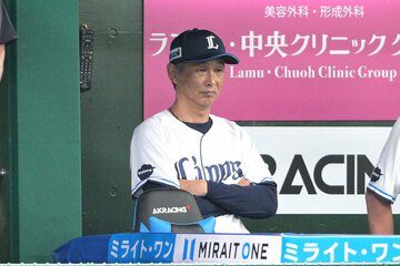 ポーカーフェイスで試合を見守る西武・西口監督