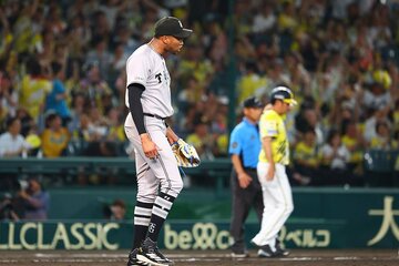 痛恨の同点犠飛を許したマルティネス