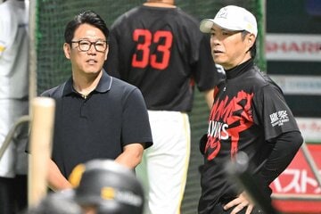 ソフトバンク・小久保監督（右）と話す侍ジャパン・井端監督