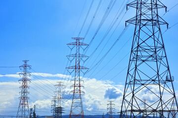 送電線には多くの碍子が使われている（写真はイメージ）