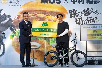 「食べ放題ゴールドカード」を中村社長（左）から贈られた中村輪夢