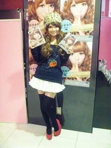 渋谷でＤＶＤ発売イベントを行った鈴木あや（２０１１年）