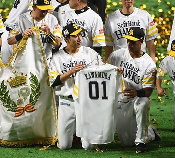  川村コーチのユニホームを持つソフトバンク・柳田