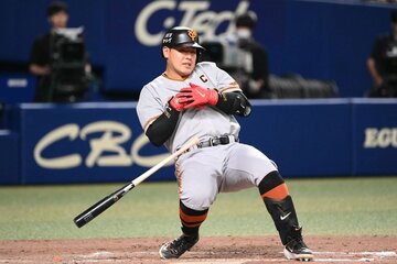 １２回、死球を受ける巨人・岡本和