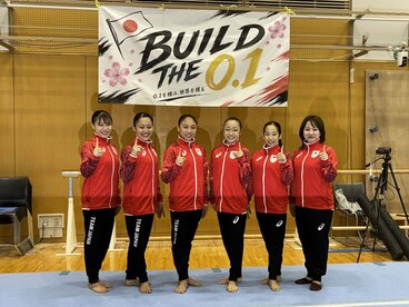 体操女子日本代表の(左から)杉原愛子、西山実沙、岸里奈、岡村真、中村遥香、村上茉愛強化本部長