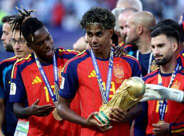 W杯優勝トロフィーを手にしたヤマル(ロイター)