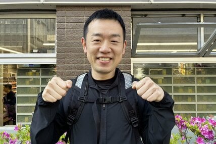 橋本千紘の「ぎゅん」ポーズを取る坂上祐生氏