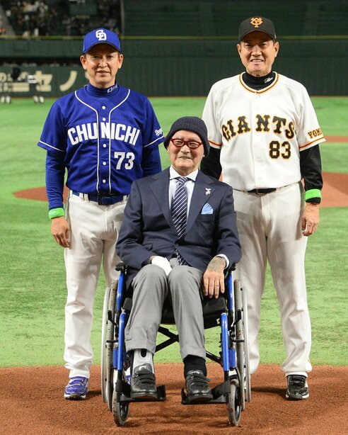 巨人・長嶋茂雄終身名誉監督が開幕戦に登場 文化勲章を祝うセレモニー