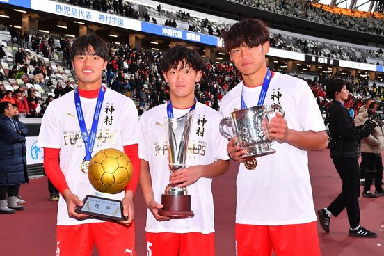 優勝した神村学園の（左から）堀ノ口瑛太、岡本桂乙、今村太樹