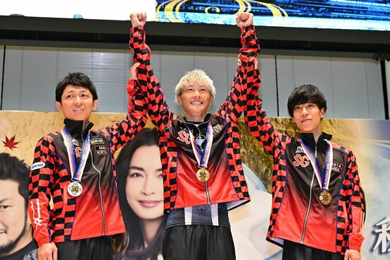 吉田裕平（右）は峰竜太を祝福。左は桐生順平