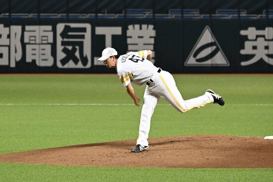 投手練習でグラウンドのマウンドで投球練習を行うソフトバンクの大関友久