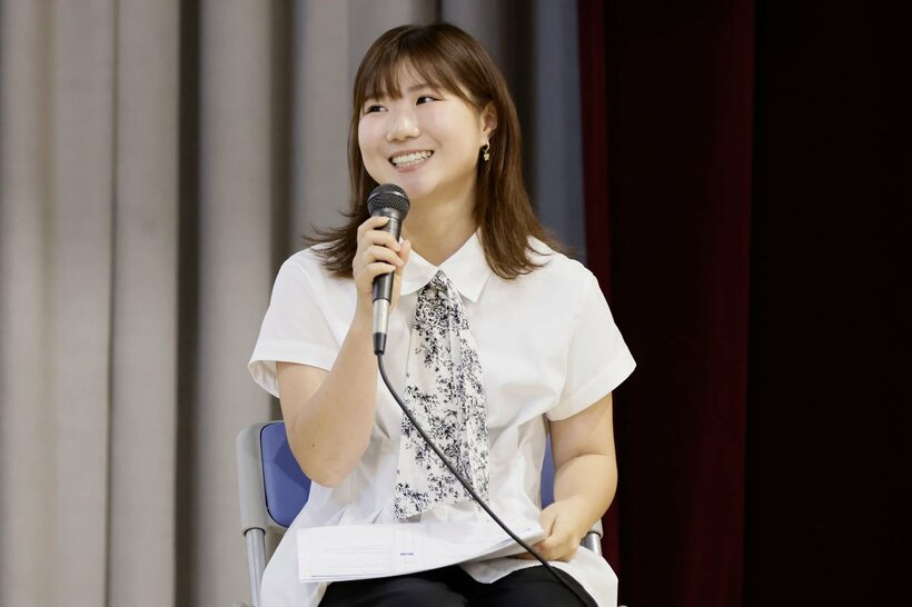 東京都内の中学校で講義を行った岩渕麗楽