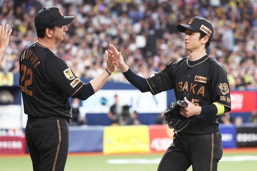 試合後、決勝の１号ソロを放った近本光司(右)を迎える阪神・藤川監督