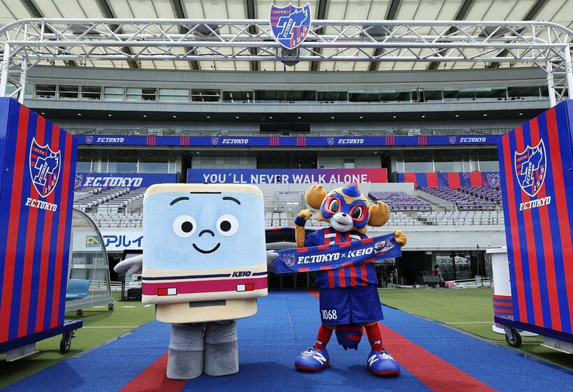 ＦＣ東京マスコットの東京ドロンパ（右）と京王電鉄キャラクターのけい太くん（ＦＣ東京提供）