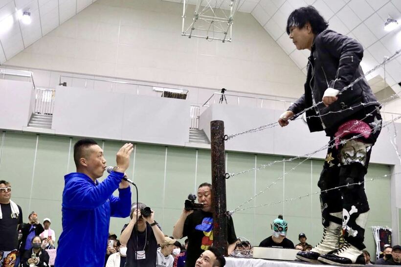 CIMA（左）が大仁田厚に参戦を要求した（Ⓒ大仁田屋）