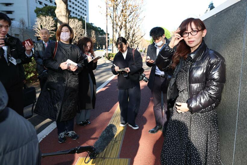 裁判を終えて囲み取材に応じた三代純歌