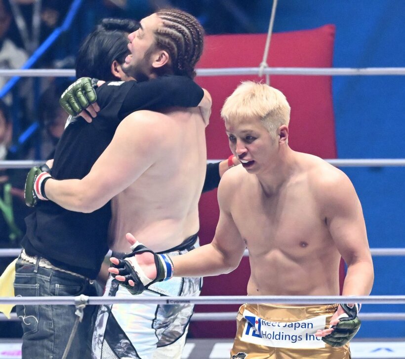 シバター（左）は喜び、久保は放心状態だった（東スポWeb）