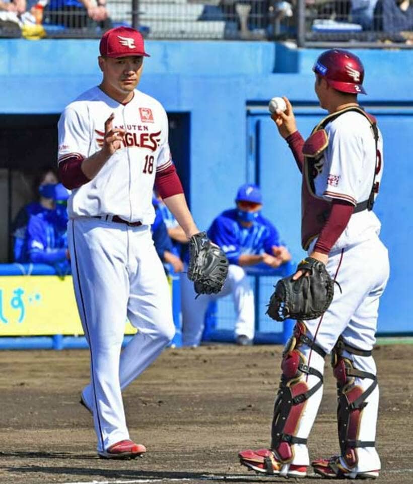  太田(右)と話す田中将