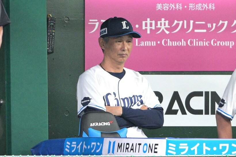 ポーカーフェイスで試合を見守る西武・西口監督