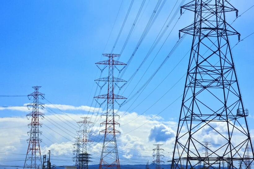 送電線には多くの碍子が使われている（写真はイメージ）