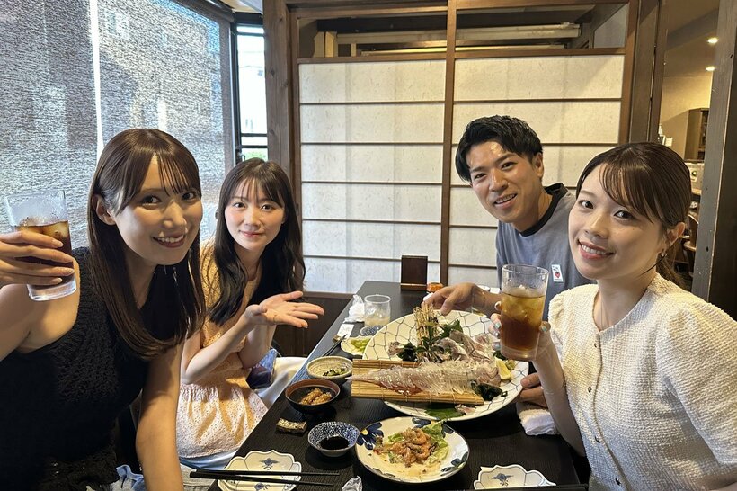 唐津の美味を楽しむ(左から)駒田京伽、田中菜津美、MCの渡辺裕介、牧原真由さん