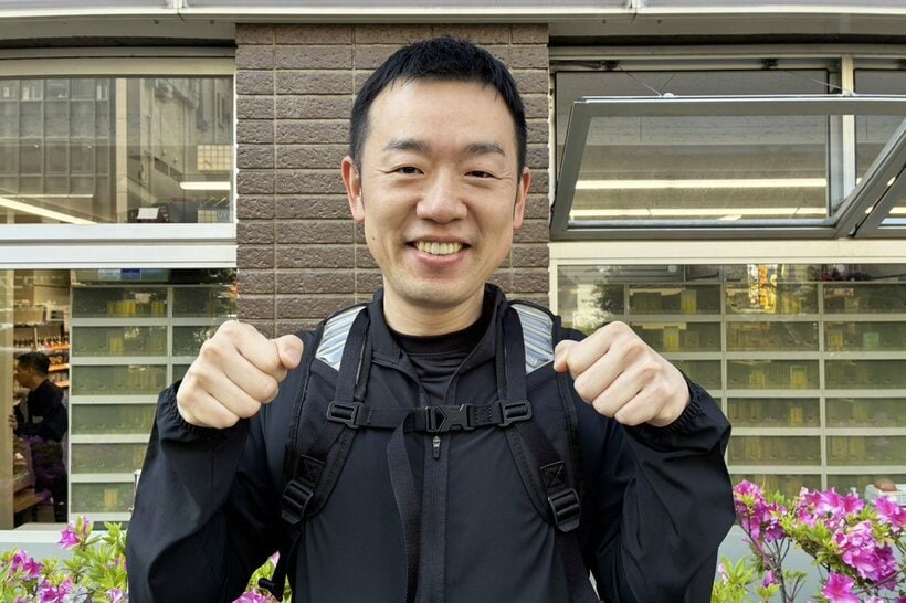 橋本千紘の「ぎゅん」ポーズを取る坂上祐生氏