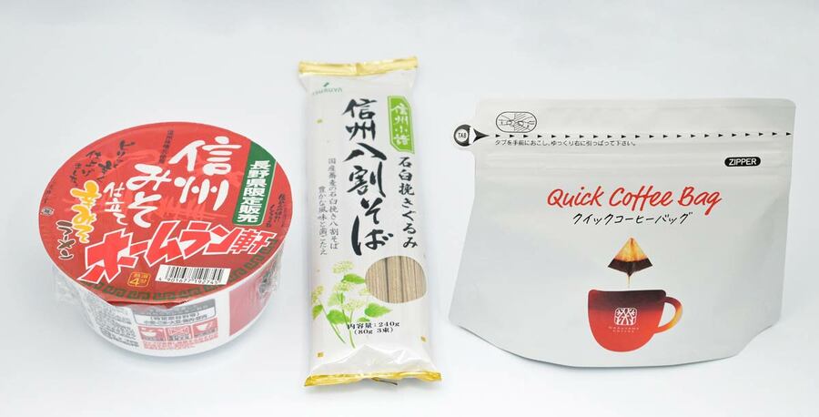 軽井沢の丸山珈琲の商品（右）も人気だ