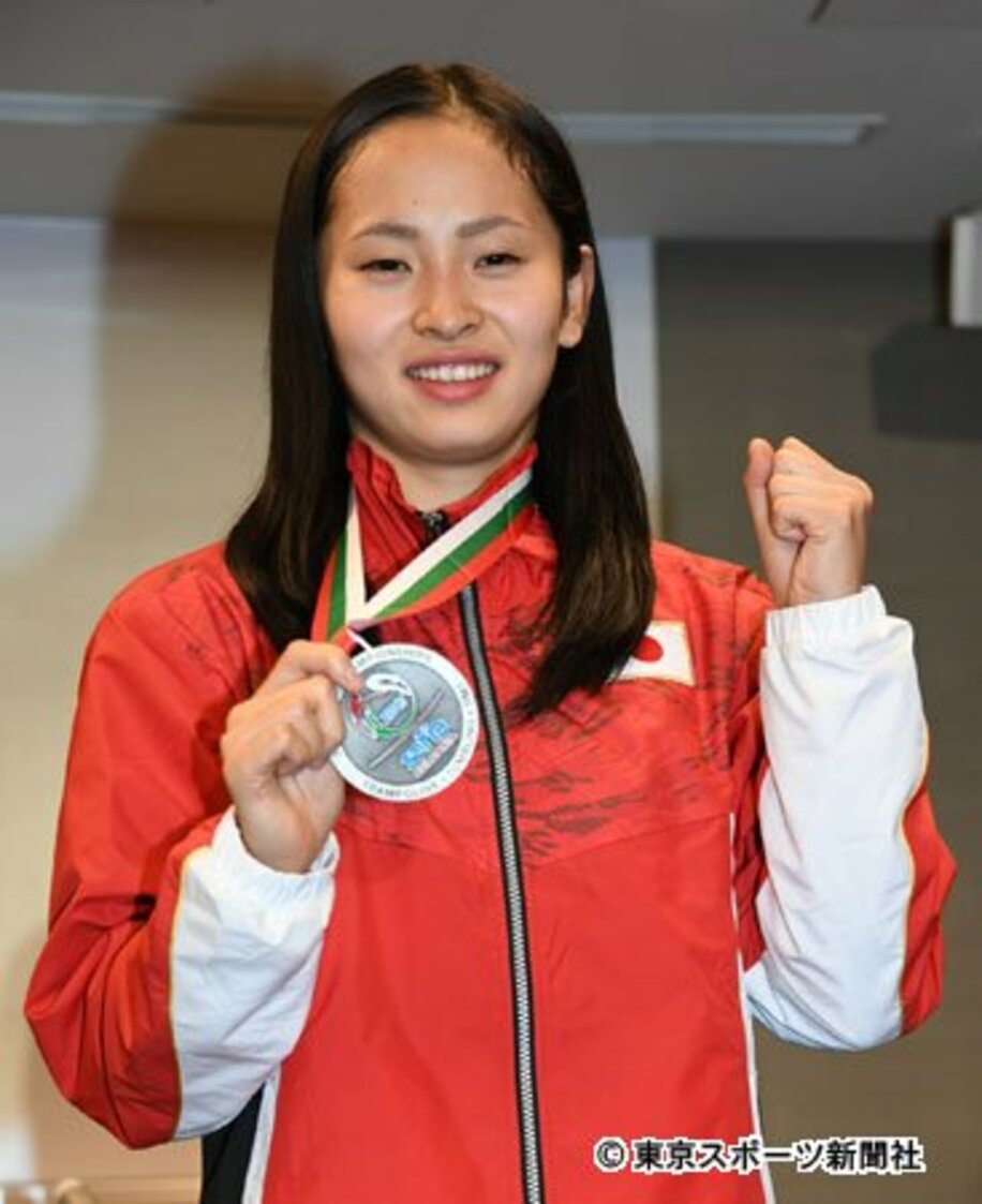  世界選手権女子個人で銀メダルを獲得した岸