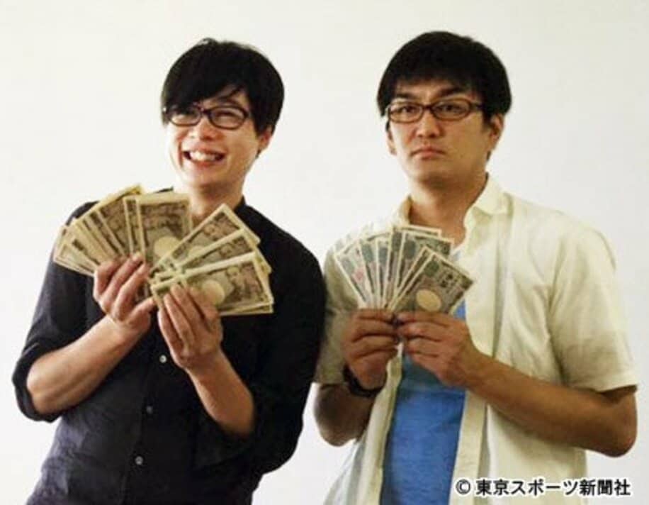 ３連単一点買いで６６５万円を手にした「平成ノブシコブシ」の吉村。右は徳井