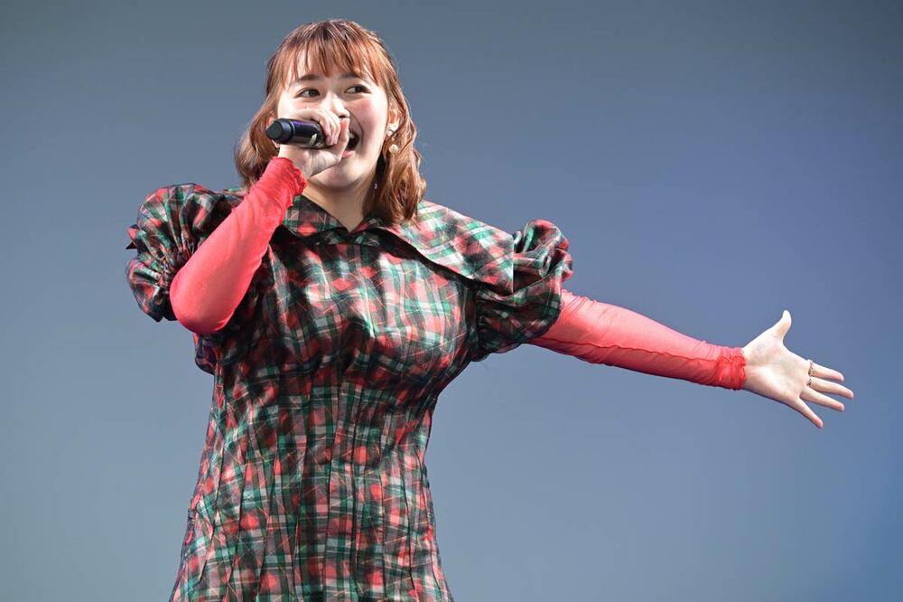 熱唱する有華
