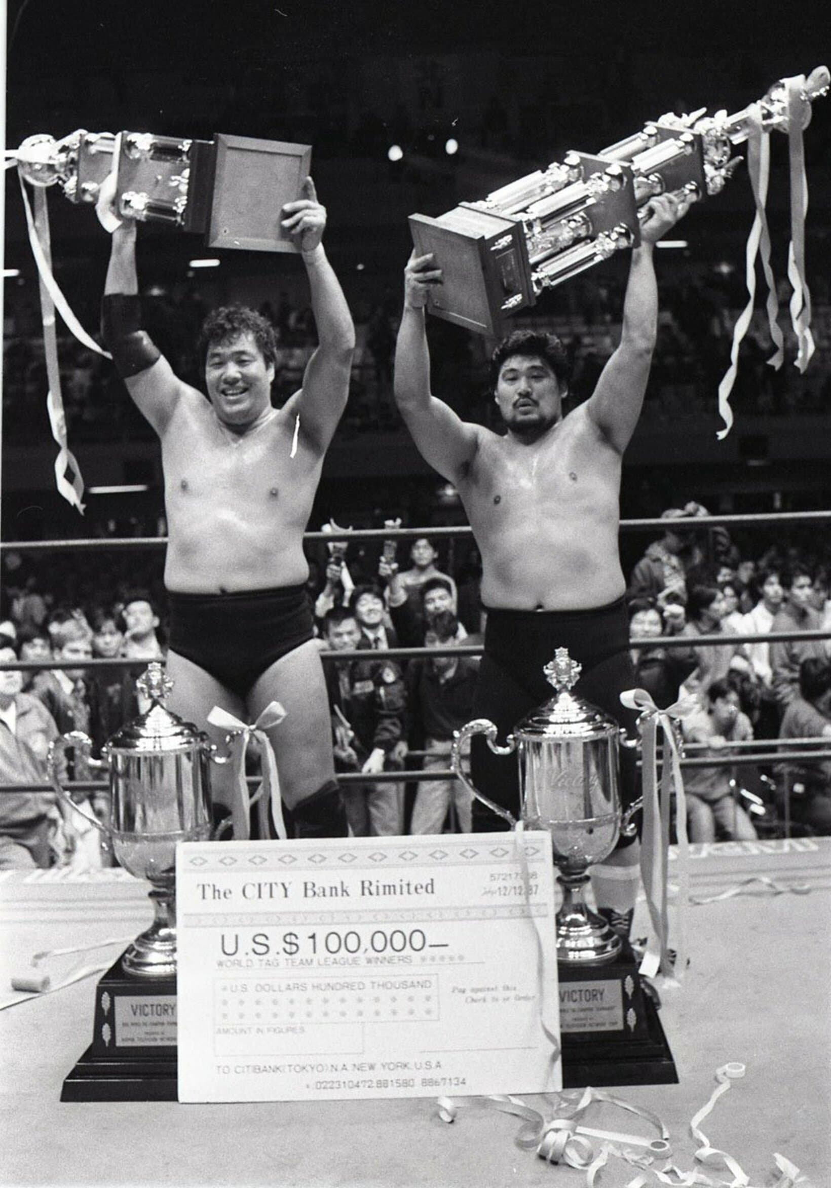 優勝したジャンボ鶴田（左）と谷津嘉章、世界最強タッグリーグ戦（１９８７年１２月）