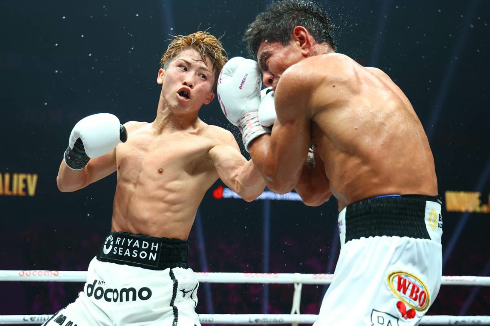 アフマダリエフに左フックを叩き込む井上尚弥