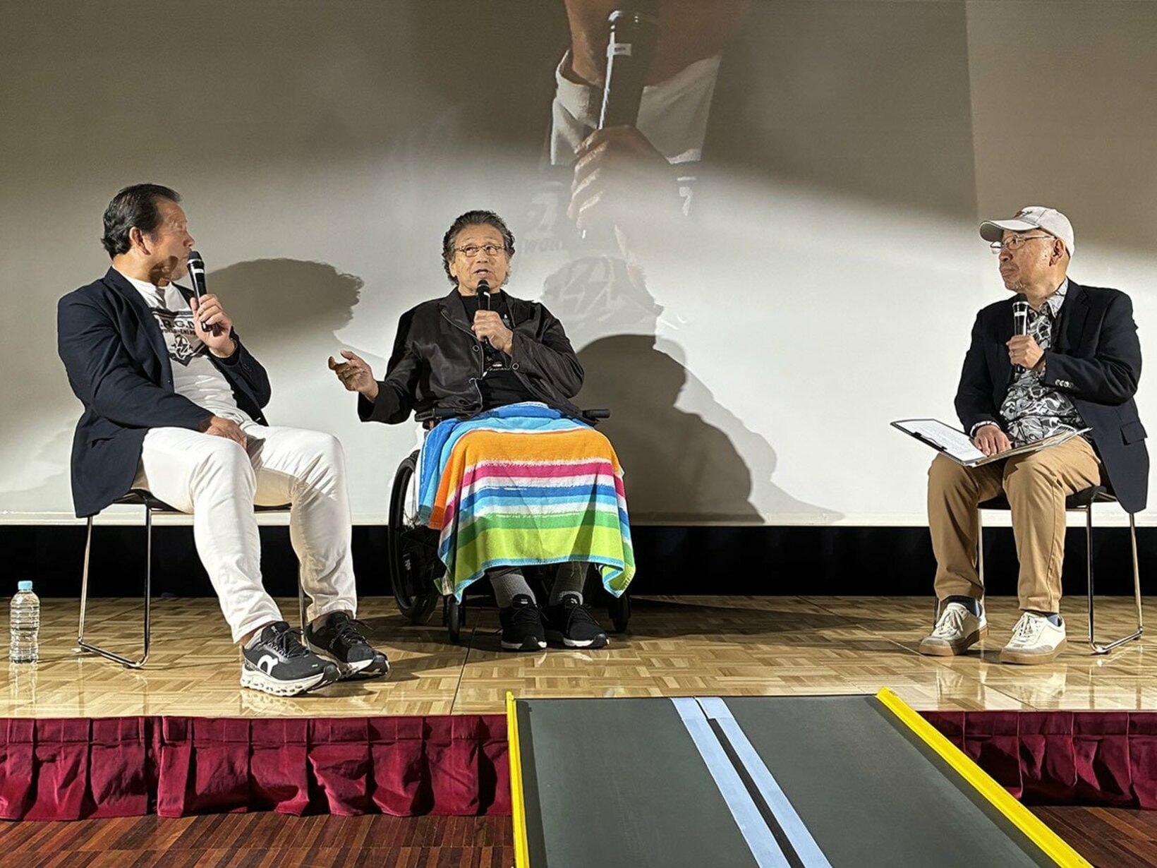 鶴田さんとの思い出を語った天龍源一郎(中)と藤波辰爾(左)