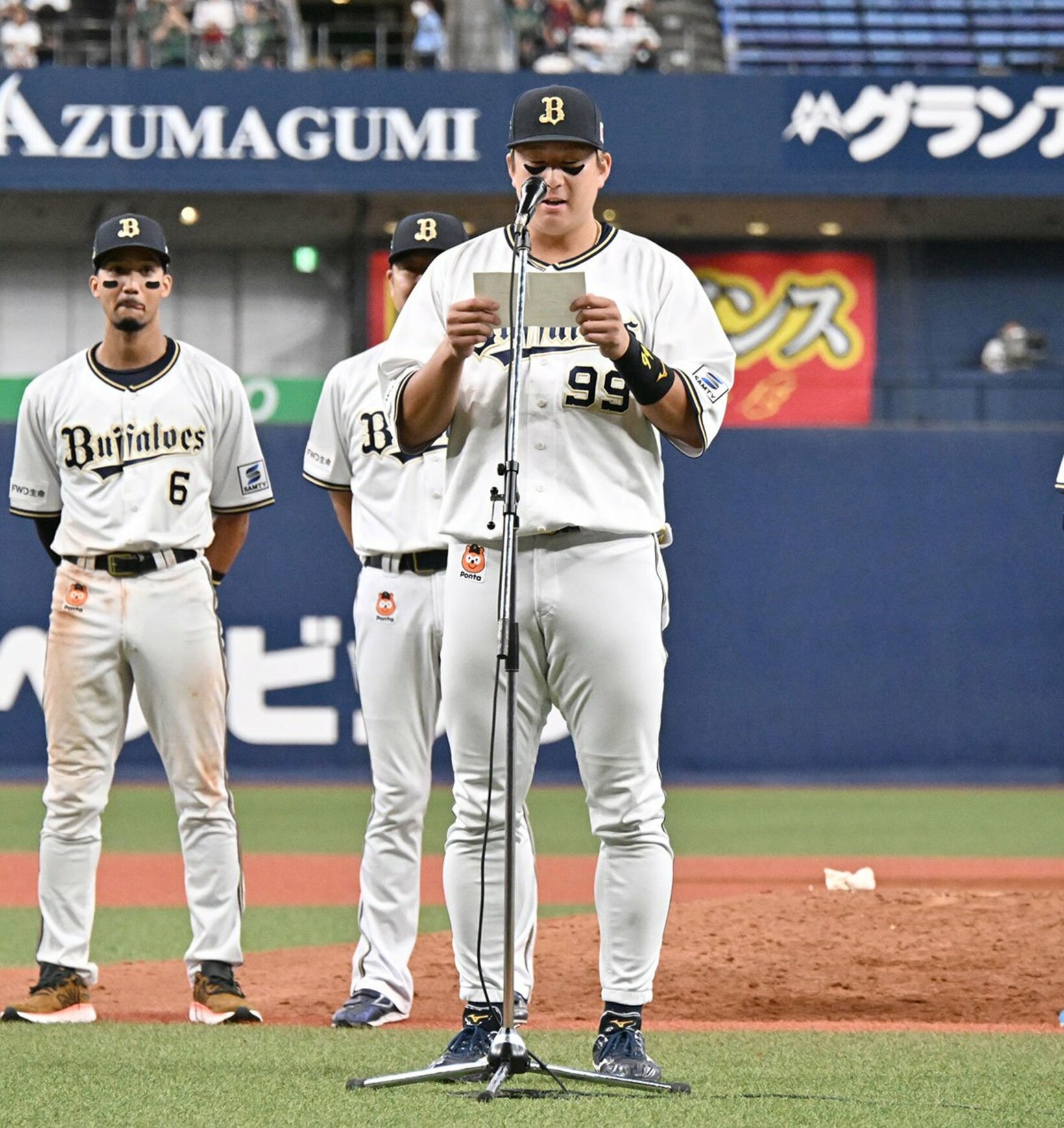 カンペを見ながら挨拶するオリックス・杉本裕太郎