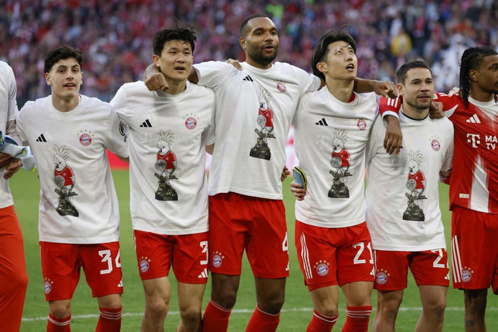 チームメートと肩を組む伊藤洋輝＝右から3人目（ロイター）