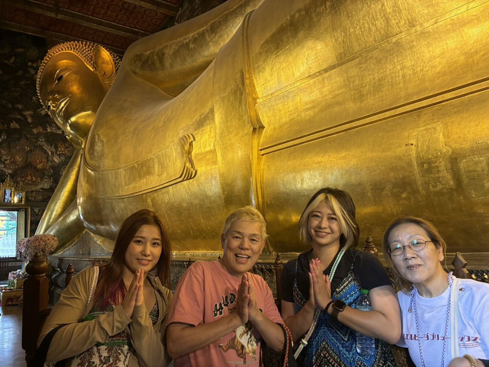 巨大涅槃像を訪れた(左から)NØRI、神取忍、キャサリン、藪下めぐみ