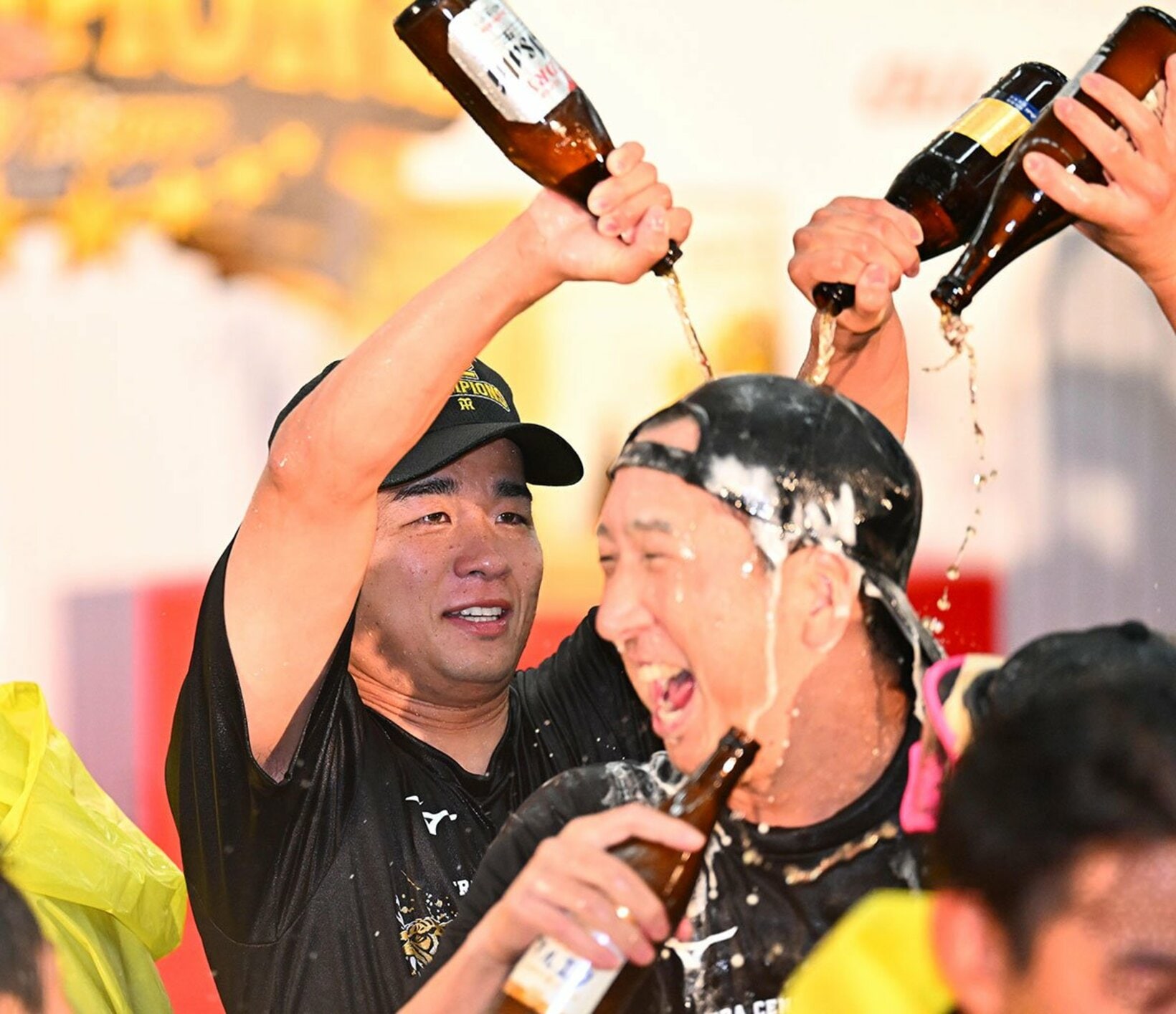 ビールかけで後方からひっそり藤川監督(右)にビールをたらす阪神・高橋遥人