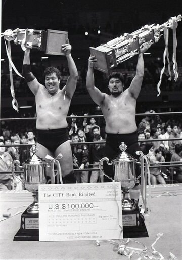 優勝したジャンボ鶴田（左）と谷津嘉章、世界最強タッグリーグ戦（１９８７年１２月）
