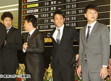 宮崎に到着（左）から菅野、井端らと笑顔を見せる小林