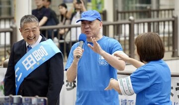 冨田格氏の応援に駆けつけた百田尚樹代表（中）と有本香代表代行