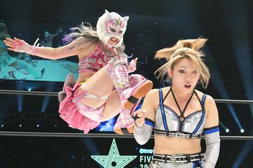 稲葉ともか(右)と激しい攻防を見せたスターライト・キッド