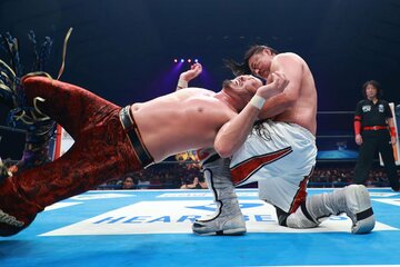 IWGPヘビー級王者・辻陽太(左)を下し、連勝発進となった後藤洋央紀