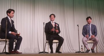 阿部拓真（中）が同期の新山響平（左）、吉田拓矢とクロストークを行い裏話がバンバン明かされた