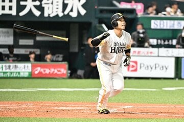 ３回、同点ソロを放ったソフトバンク・近藤健介