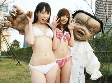 ＤＶＤ「赤んぼ少女」のＰＲで来社した(左から)小泉みゆき、我妻モニカ、タマミちゃん